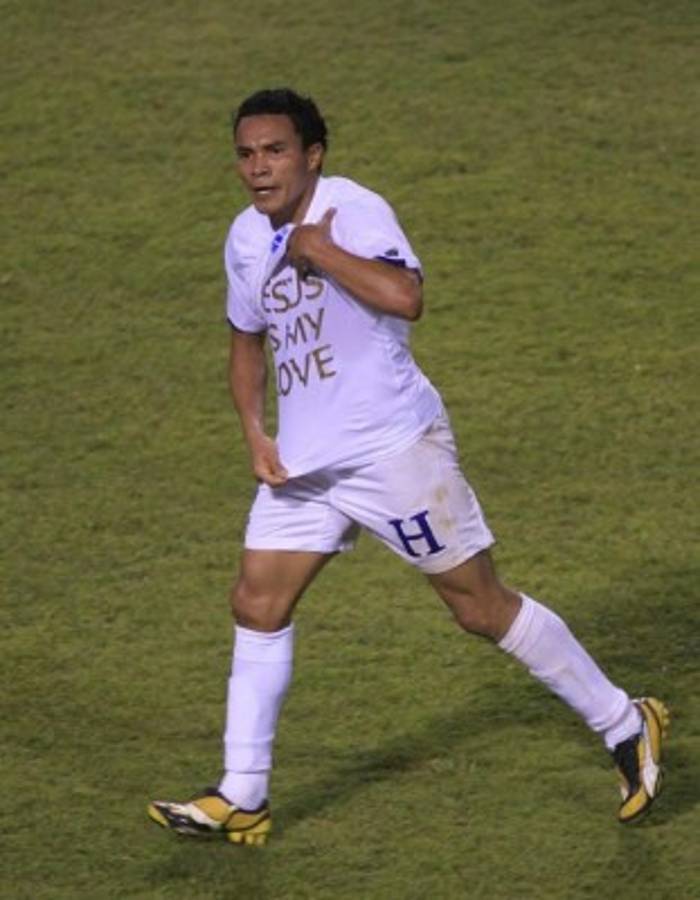 Futbolistas valientes que no le temen a una amarilla por mostrar su fe