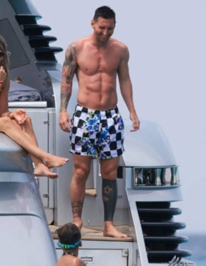 Así fue 'cazado' Messi junto a Suárez y Fábregas en Ibiza mientras se define su futuro en Barcelona