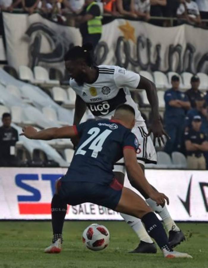 Locura total en Paraguay: Así fue el debut oficial de Adebayor con el Olimpia en un clásico