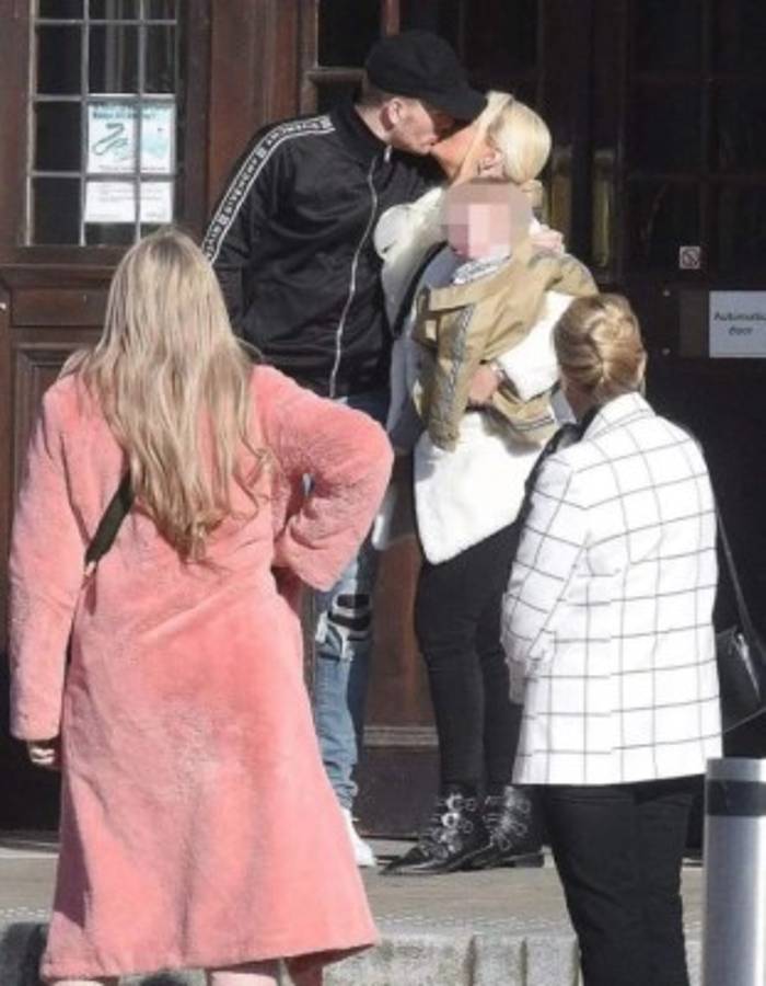 Con jeans rotos y gorra: La informalidad del portero de la selección de Inglaterra en su boda