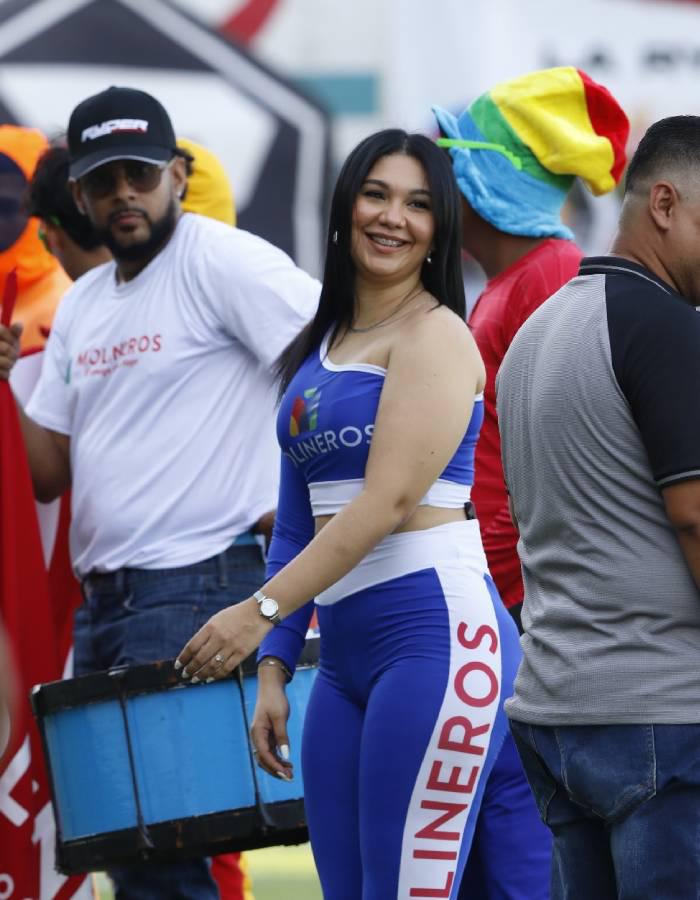 Sonriendo al lente de DIEZ la hermosa edecán.