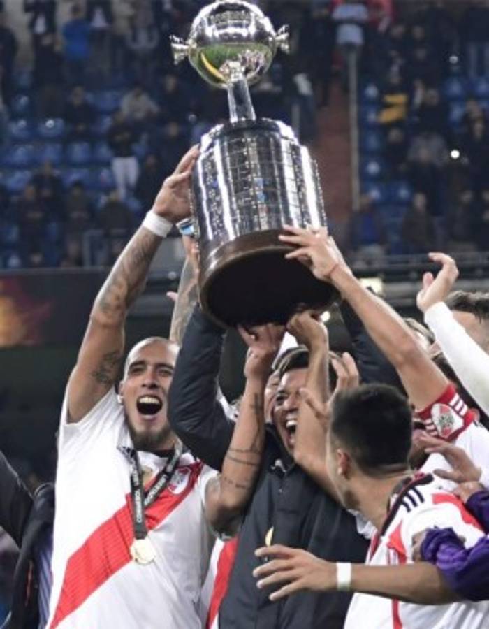 El júbilo de los aficionados de River Plate tras conseguir la Copa Libertadores en el Bernabéu