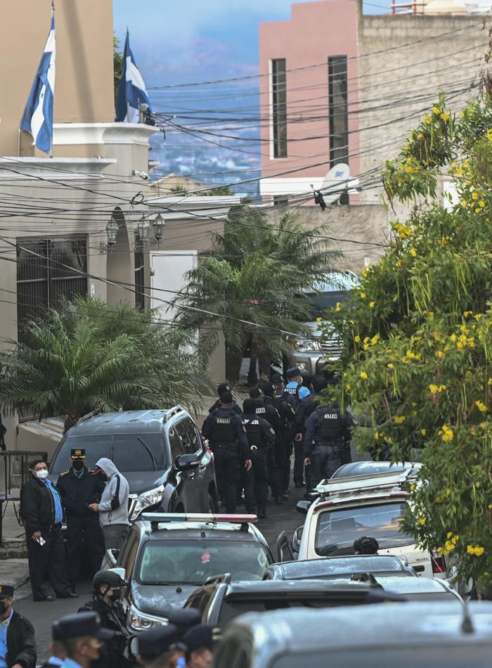 ¡Helicóptero, carros blindados y 700 policías! Así amanecieron las cercanías a la casa de Juan Orlando Hernández