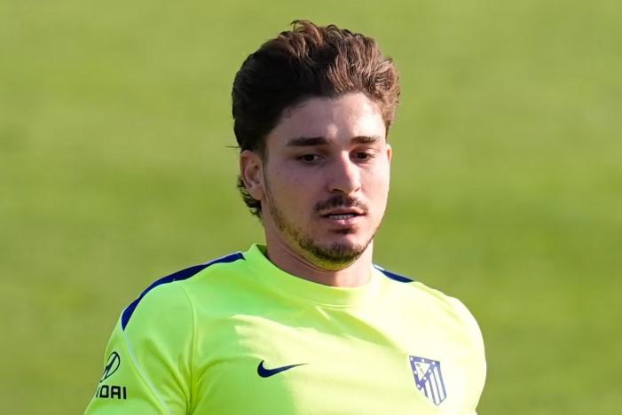 Fuera: los carteles que aparecieron en la sede del Atlético contra Julián
