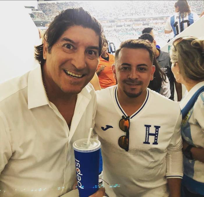 ¡De locos! Desde Jorge Messi y Mario Kempes, hasta “Residente”: Las personalidades que asistieron al Hard Rock para el Honduras-Argentina