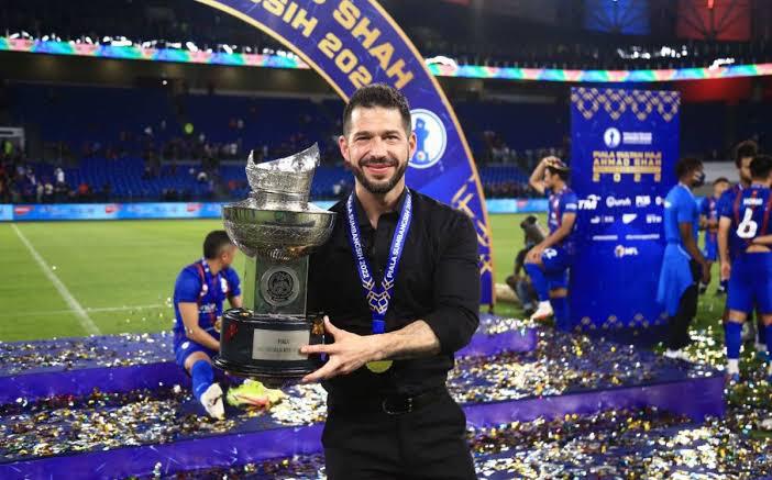 Rey de la Superliga de Malasia y criado en la lucha libre: la historia que no conocías de Benjamín Mora, técnico del Atlas