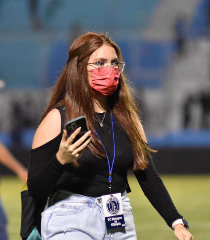 Iving Bruni, la hermosa pelirroja y prometida de Denil Maldonado que acaparó las cámaras como fotógrafa en el clásico capitalino