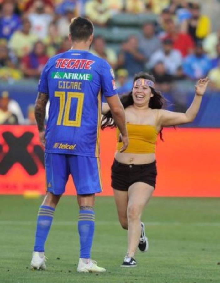 ¡Locura por un beso de Gignac! Las imágenes imperdibles de la hincha mexicana que saltó al campo