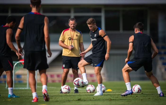 Futbolista del Barcelona presentó a su novia y es vacilado por sus compañeros: “Estás a tiempo de borrar”
