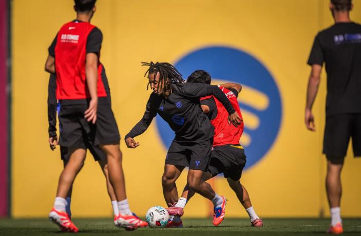 Barcelona: tiene 16 años y puede jugar como central, pivote y extremo; así es la nueva sorpresa de Hansi Flick