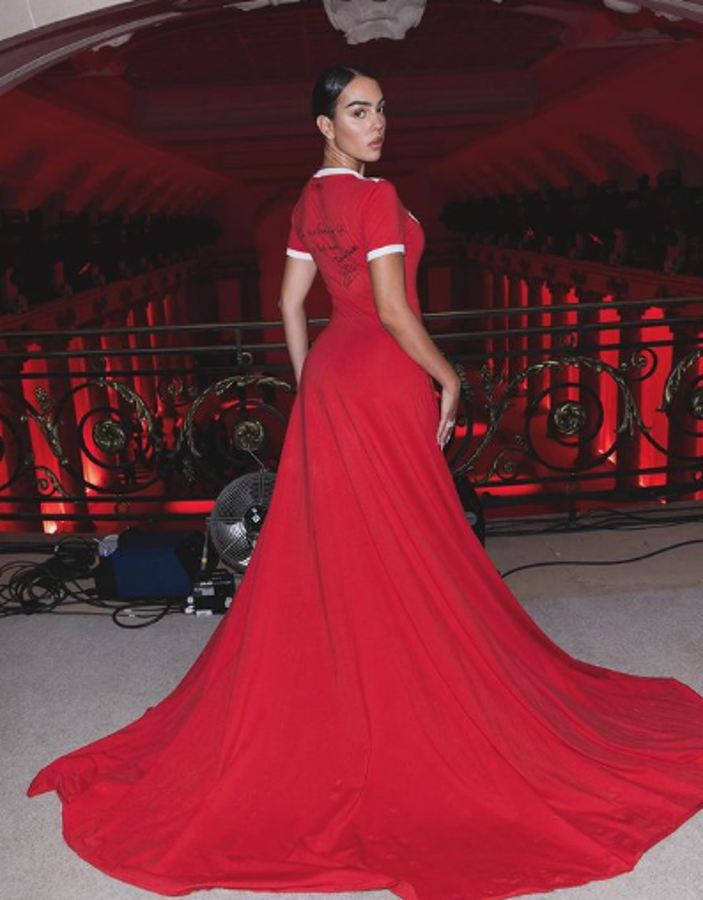 Georgina Rodríguez sorprendió en París con su atuendo: le rinde homenaje a Cristiano Ronaldo y la declaración de amor