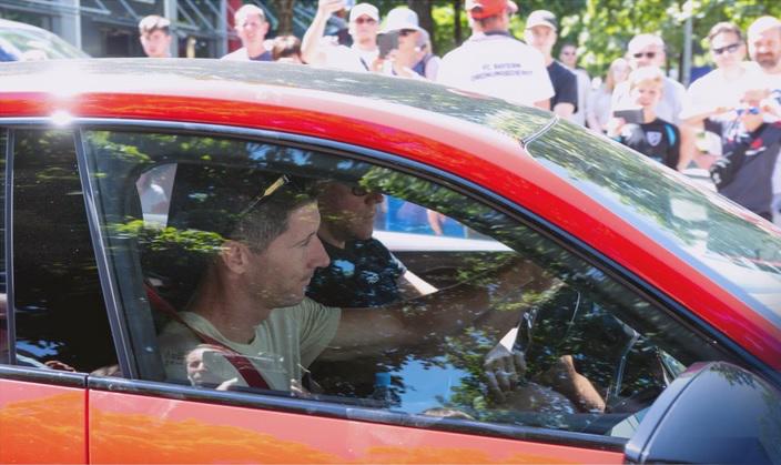 Así fue la despedida de Lewandowski del Bayern Munich: Emotivo abrazo con Müller y la reacción de la afición