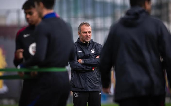 Un crack del Barcelona reveló las estrictas condiciones de Hansi Flick: “Con Xavi eran multas, pero con él...”