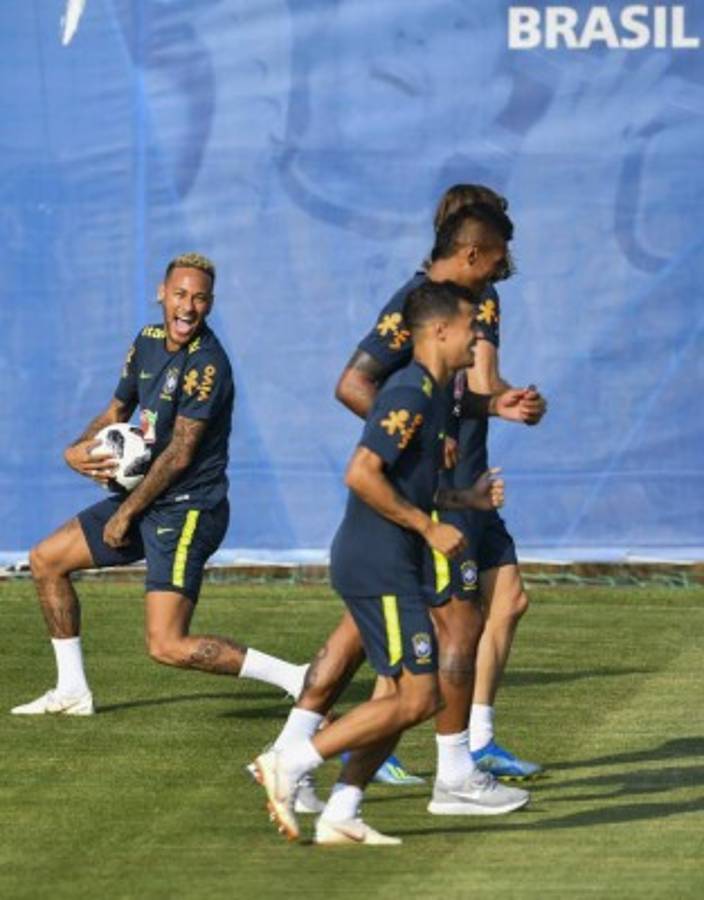 Risas, bromas y tierna visita a Neymar en el entreno de Brasil