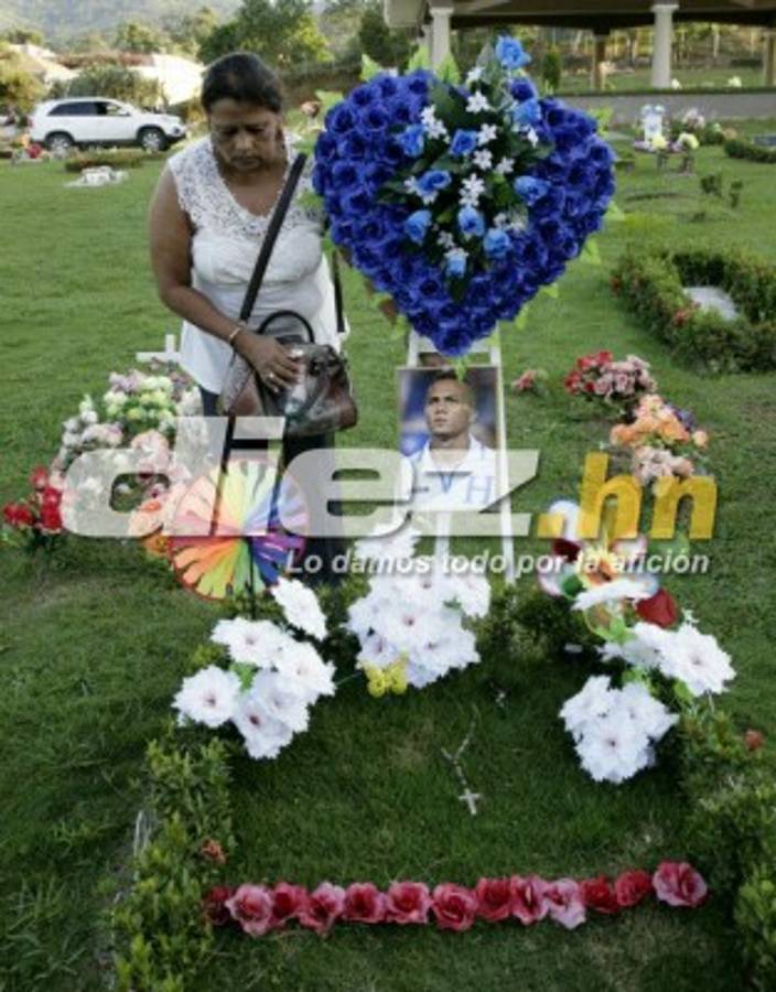 ¡Emotivas! Las fotos de la familia de Arnold Peralta en su tumba