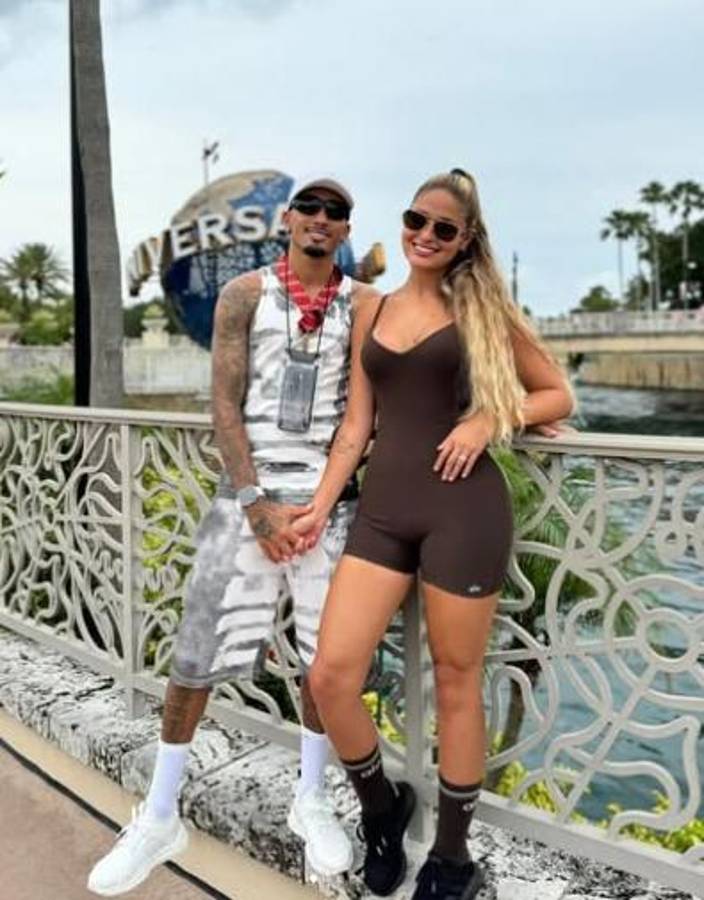 La esposa de Raphinha y los duros ataques tras la remontada del Barça: “Mono; tu hijo es de Koundé”