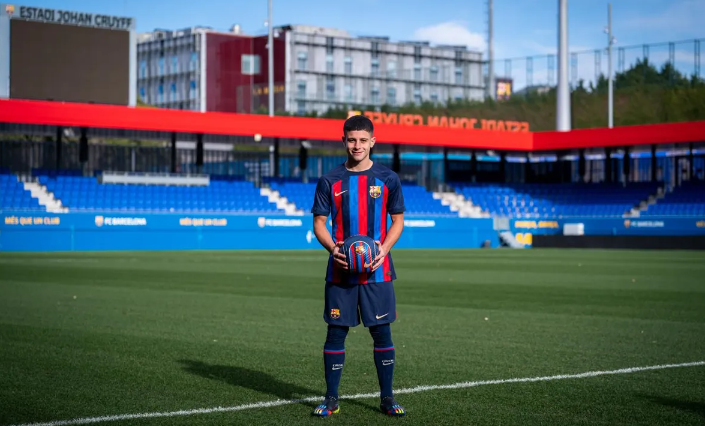 Lucas Román jugará en principio con la filial del Barcelona y su cláusula es de 400 millones de euros.