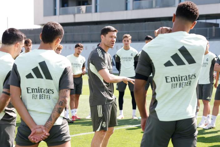 Alexander-Arnold conoció a sus nuevos compañeros: Xabi recuperó a varias figuras antes de afrontar el Mundial de Clubes