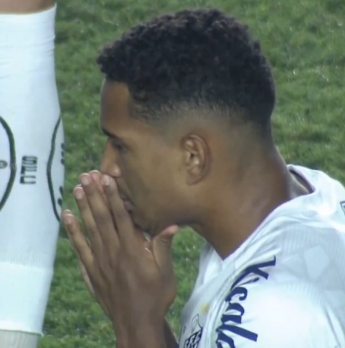 Drama en Brasil: Santos descendió y sus aficionados incendiaron las calles de la ciudad y el carro de un jugador