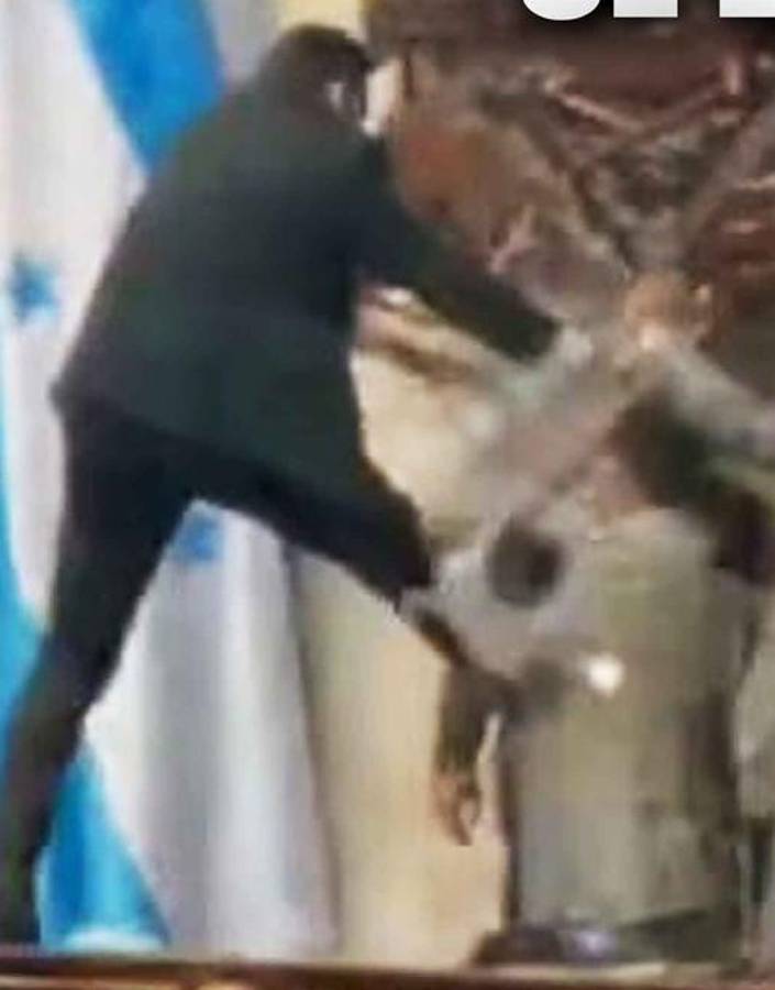 Las fotos del zafarrancho: Patadas y manotazos en el Congreso Nacional; exfutbolista Osman Chávez impuso respeto