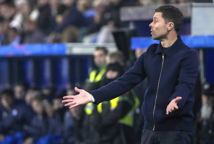 El entrenador del Real Madrid Xabi Alonso durante el partido de la jornada 16 de LaLiga que Deportivo Alavés y Real Madrid disputan este domingo en el estadio de Mendizorrotza.