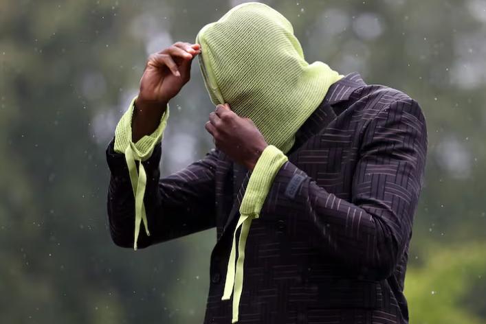 Misterio en Francia: el jugador que llegó encapuchado a la concentración y así se presentó Koundé