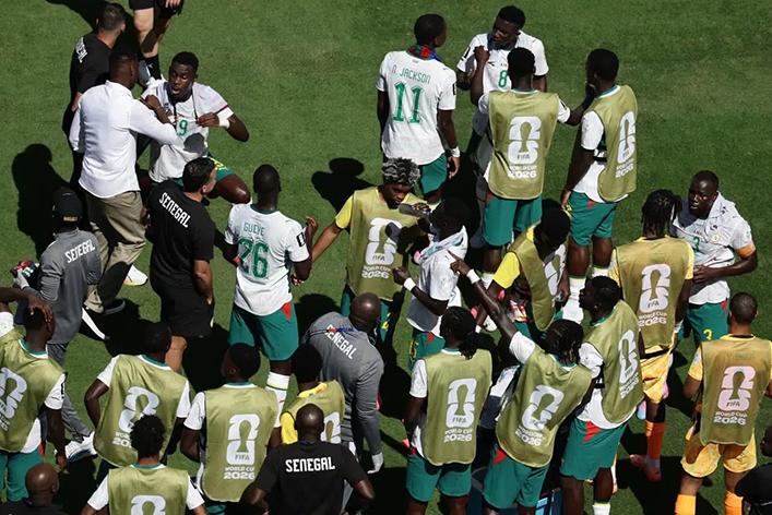 Escándalo durante el Mundial: deudas, el DT sin contrato y comida mediocre