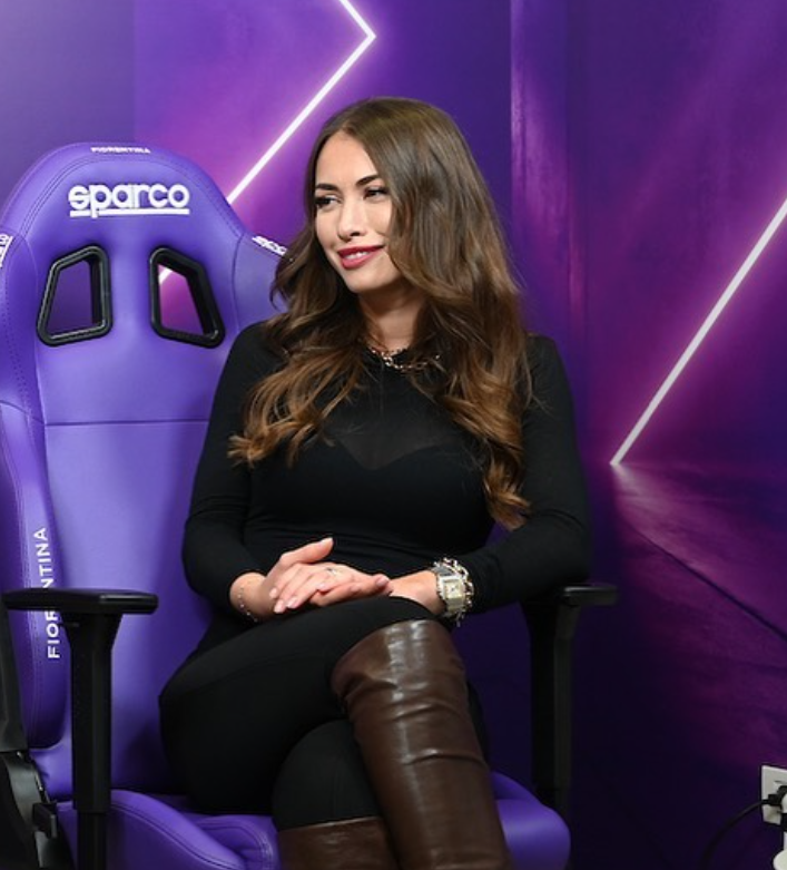 Lo dejó alucinando: así es la jefa de prensa de la Fiorentina que vivió un polémico episodio con futbolista