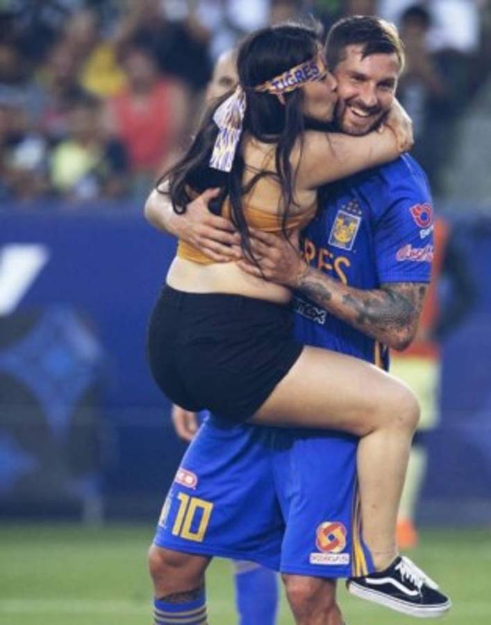 ¡Locura por un beso de Gignac! Las imágenes imperdibles de la hincha mexicana que saltó al campo