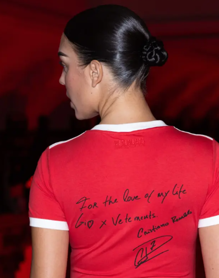 Georgina Rodríguez sorprendió en París con su atuendo: le rinde homenaje a Cristiano Ronaldo y la declaración de amor