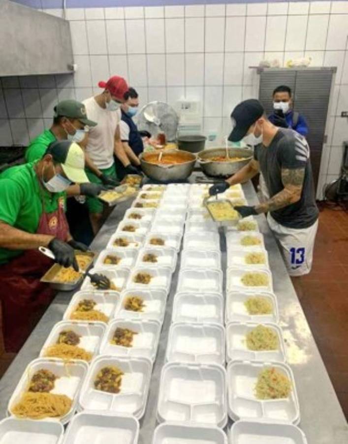 Volpi y Espíndola reparten comida a los más necesitados en medio del coronavirus