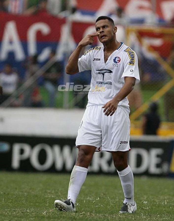 Fotos inéditas del clásico Motagua-Olimpia: Agarrones de pelo, Noel penaleando y camisas rotas