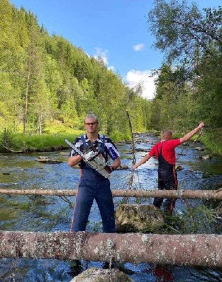 Sierra en mano, guantes y muchos árboles: Erling Haaland y sus días como leñador durante sus vacaciones en Noruega
