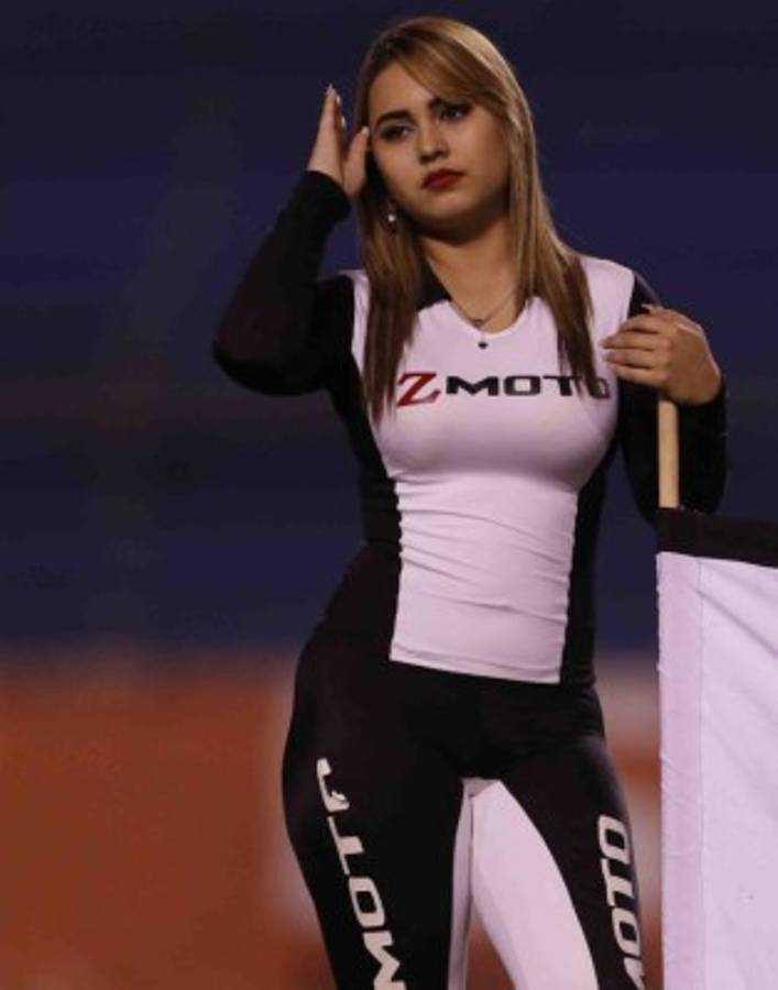 FOTOS: La colocha que paralizó el Olímpico con un atuendo demasiado ajustado