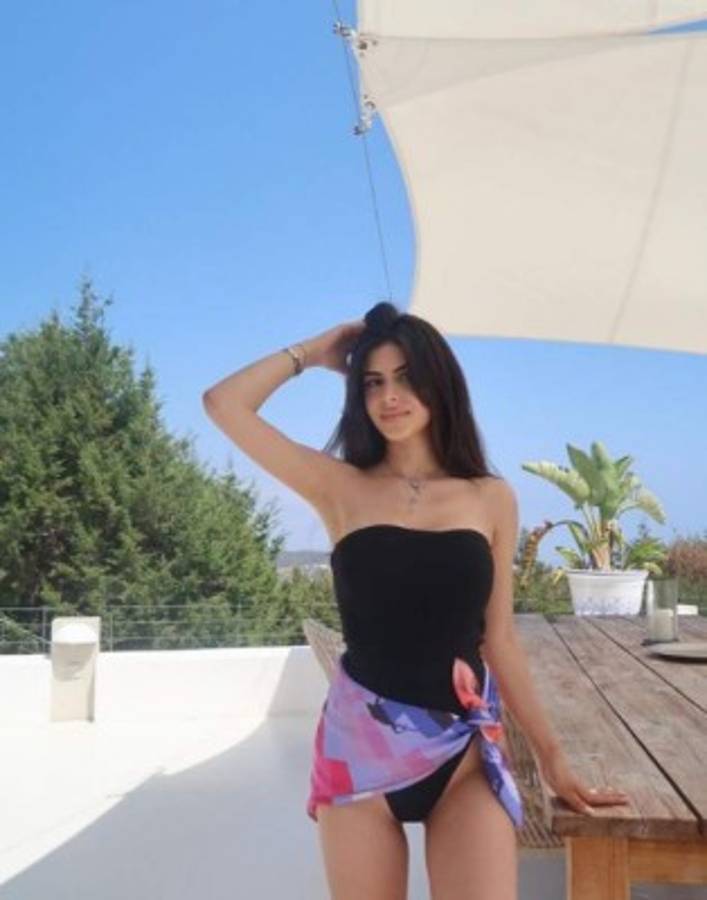 ¡Sí que ha crecido! La espectacular hijastra 'influencer' de Cesc Fábregas cumple 20 años