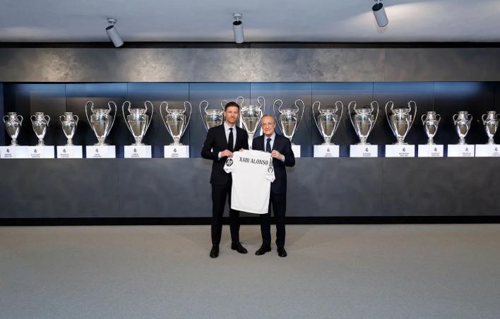 Así fue presentado Xabi Alonso como nuevo técnico del Real Madrid: acompañado por su esposa y el contrato que firmó