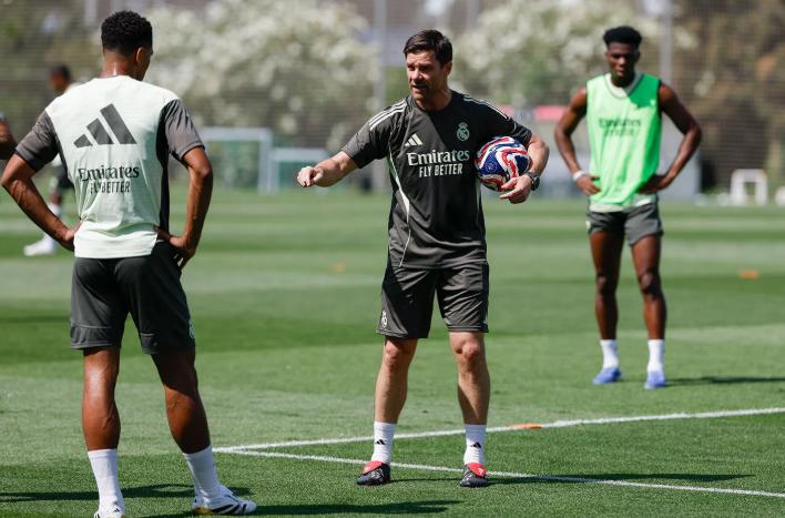 Alexander-Arnold conoció a sus nuevos compañeros: Xabi recuperó a varias figuras antes de afrontar el Mundial de Clubes