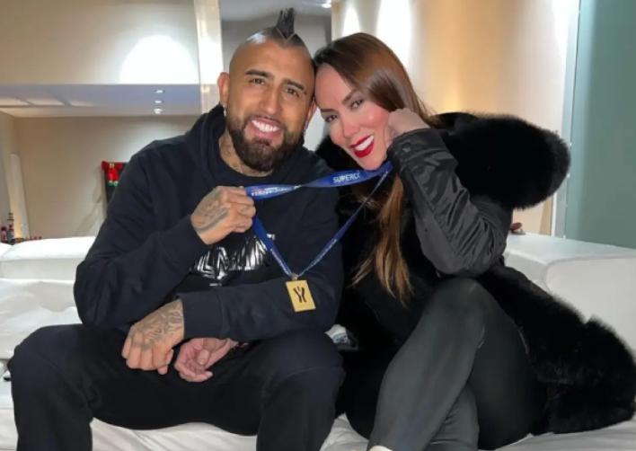 La exuberante novia de Arturo Vidal se convirtió en abuela y enciende las redes: “Donde sea, pero siempre contigo”