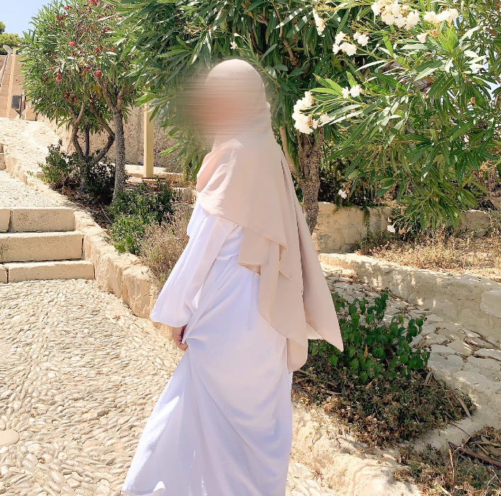 Siempre con el rostro cubierto: la influencer y misteriosa mujer que conquistó a crack del Barcelona