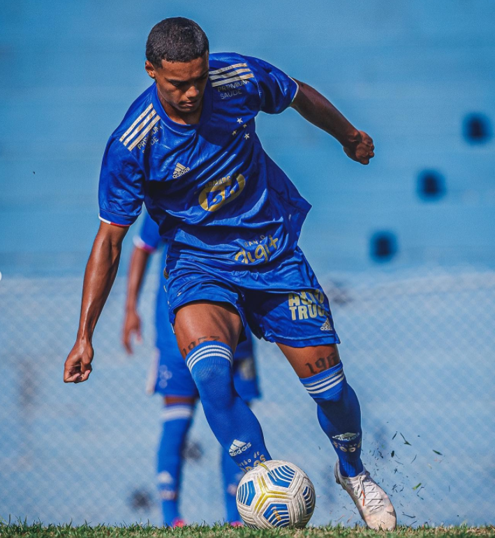 ¿Salió como su padre? Así es la vida del único hijo de Ronaldinho y su impresionante cambio físico