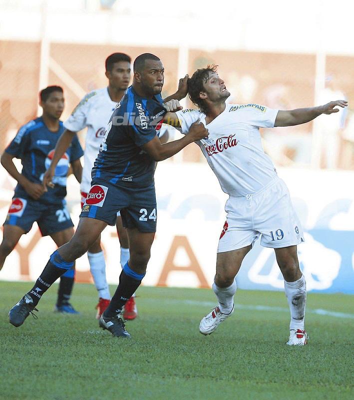 Fotos inéditas del clásico Motagua-Olimpia: Agarrones de pelo, Noel penaleando y camisas rotas