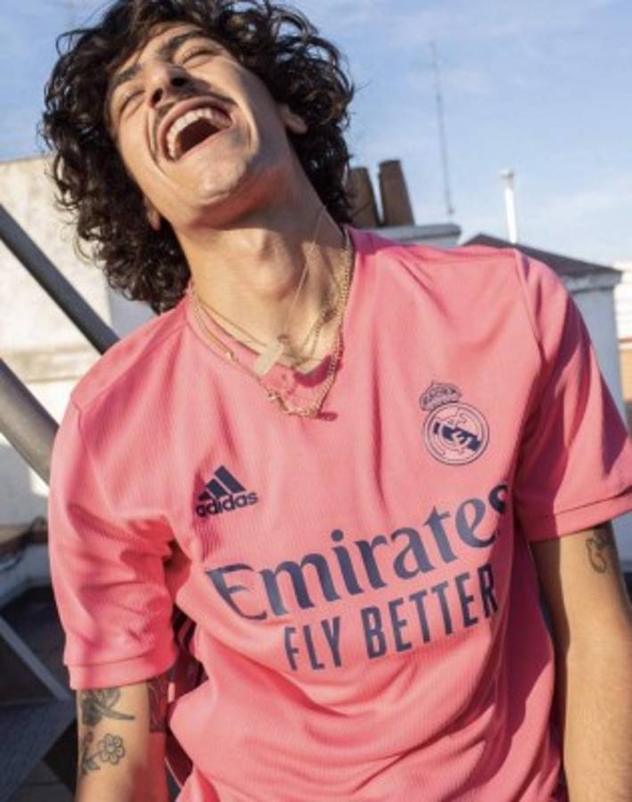 Benzema presenta la nueva camiseta del Real Madrid para la temporada 2020/21