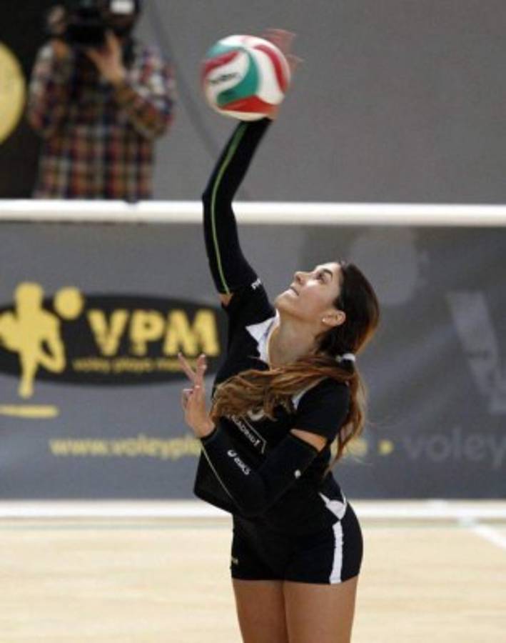 Daniela Ospina, la hermosa esposa de James Rodríguez, debutó en Voleibol en España