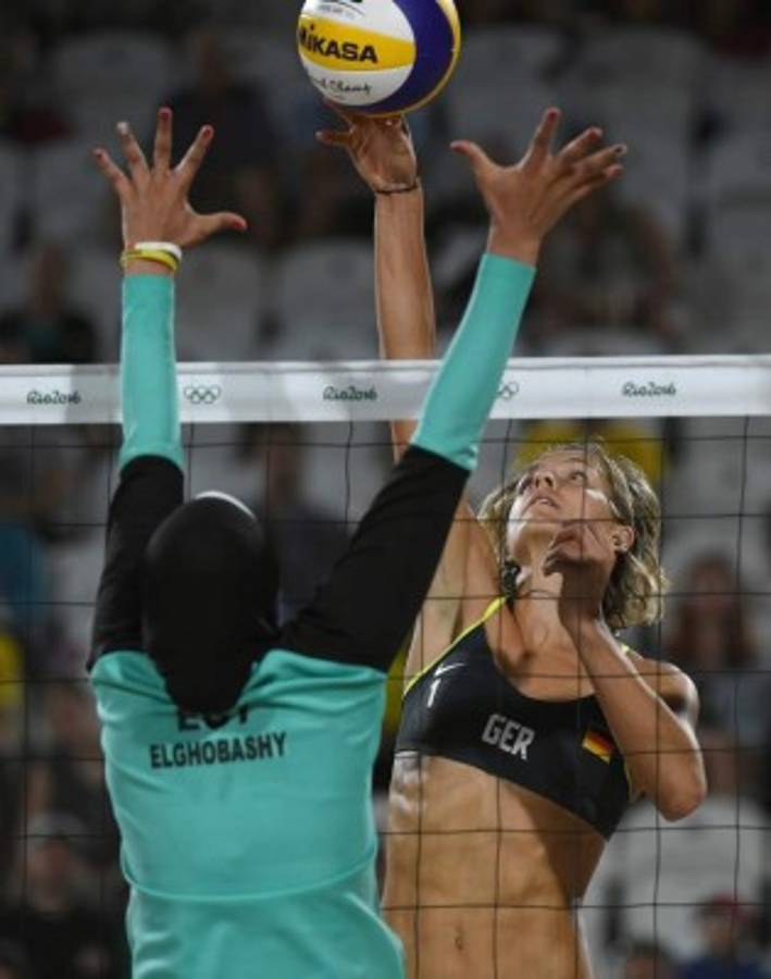 Jugadora de voleibol de Egipto utiliza velo en sus partidos