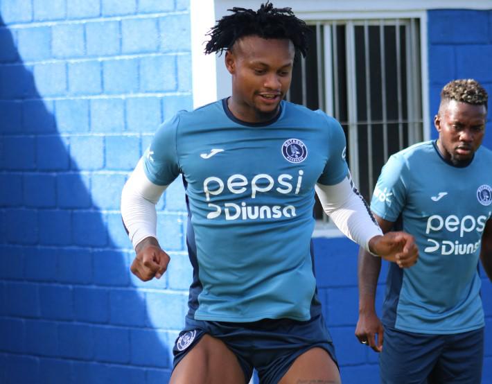 Fotos: Agustín Auzmendi y los nuevos fichajes ya lucen la camisa de Motagua; presentan al nuevo preparador físico