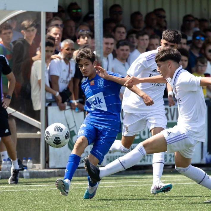 Victor Vandenbroucke enfrentando al Real Madrid defendiendo a las inferiores del Genk.