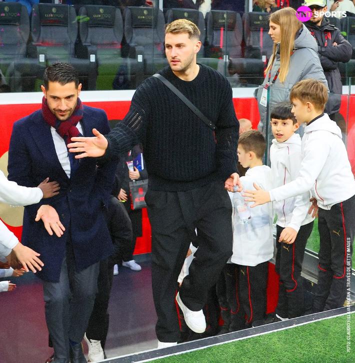 Santi Giménez con Ibrahimovic en el Milan-Inter de la Serie A: el recibimiento para el mexicano