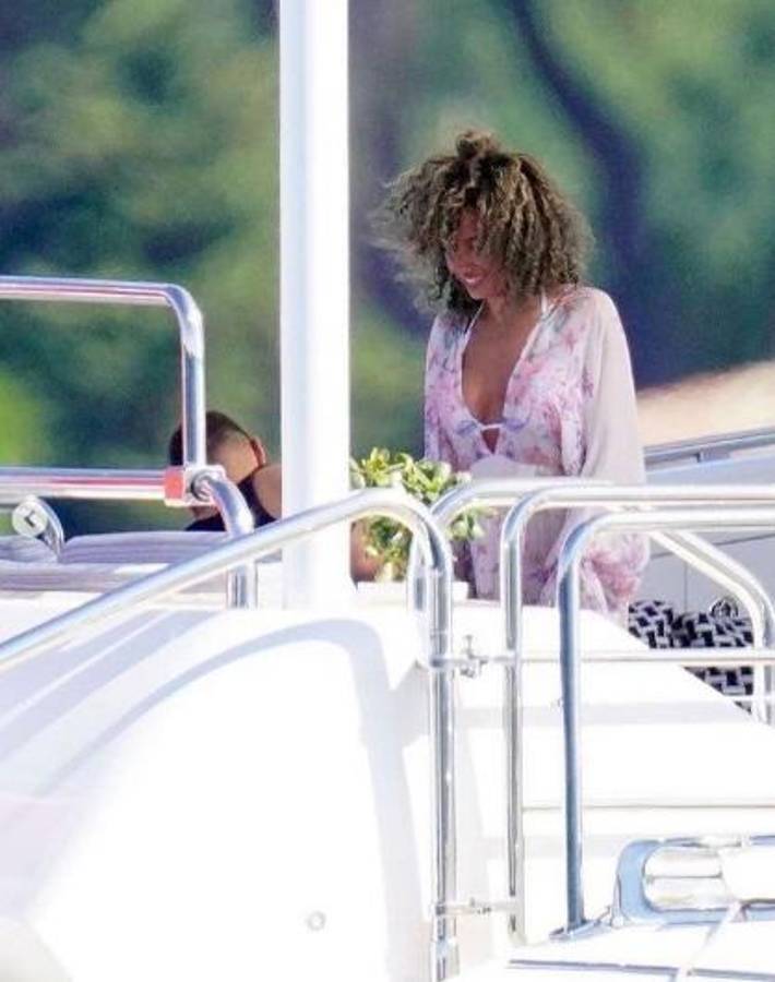 ¡Sorpresa! Cuando todo indicaba que iba a volver con su ex, crack del Real Madrid es captado a bordo de su yate con famosa modelo