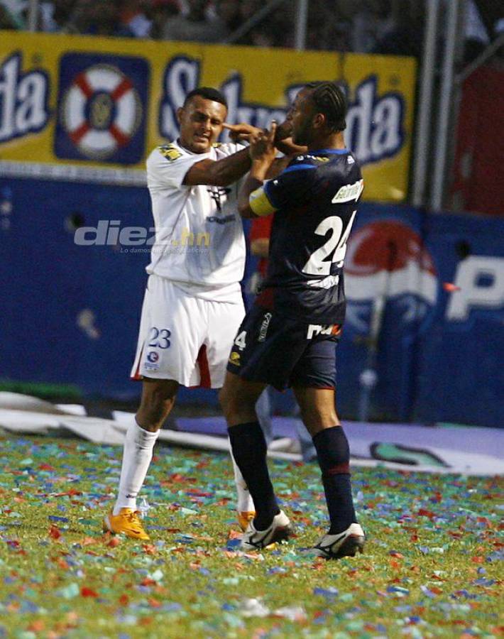 Fotos inéditas del clásico Motagua-Olimpia: Agarrones de pelo, Noel penaleando y camisas rotas