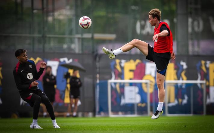 Un crack del Barcelona reveló las estrictas condiciones de Hansi Flick: “Con Xavi eran multas, pero con él...”